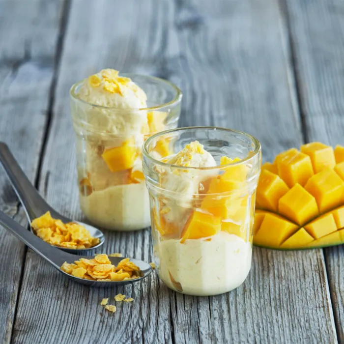 Majsparfait med mango och cornflakes
