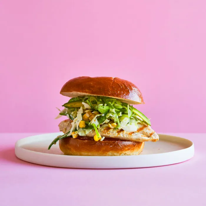 Burger med grillad kyckling och cornslaw