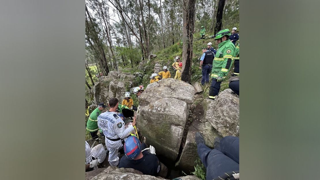 El esfuerzo de rescate involucró a múltiples equipos de emergencia de los servicios de policía, bomberos y ambulancias.