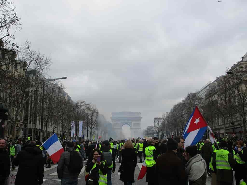 De gule veste på Champs-Élysées