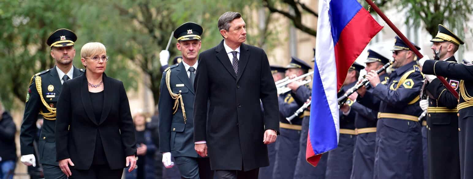 Nataša Pirc Musar (tv.) og Borut Pahor ved den ceremoni i Ljubljana i 2022, hvor hun overtog den slovenske præsidentpost fra ham.