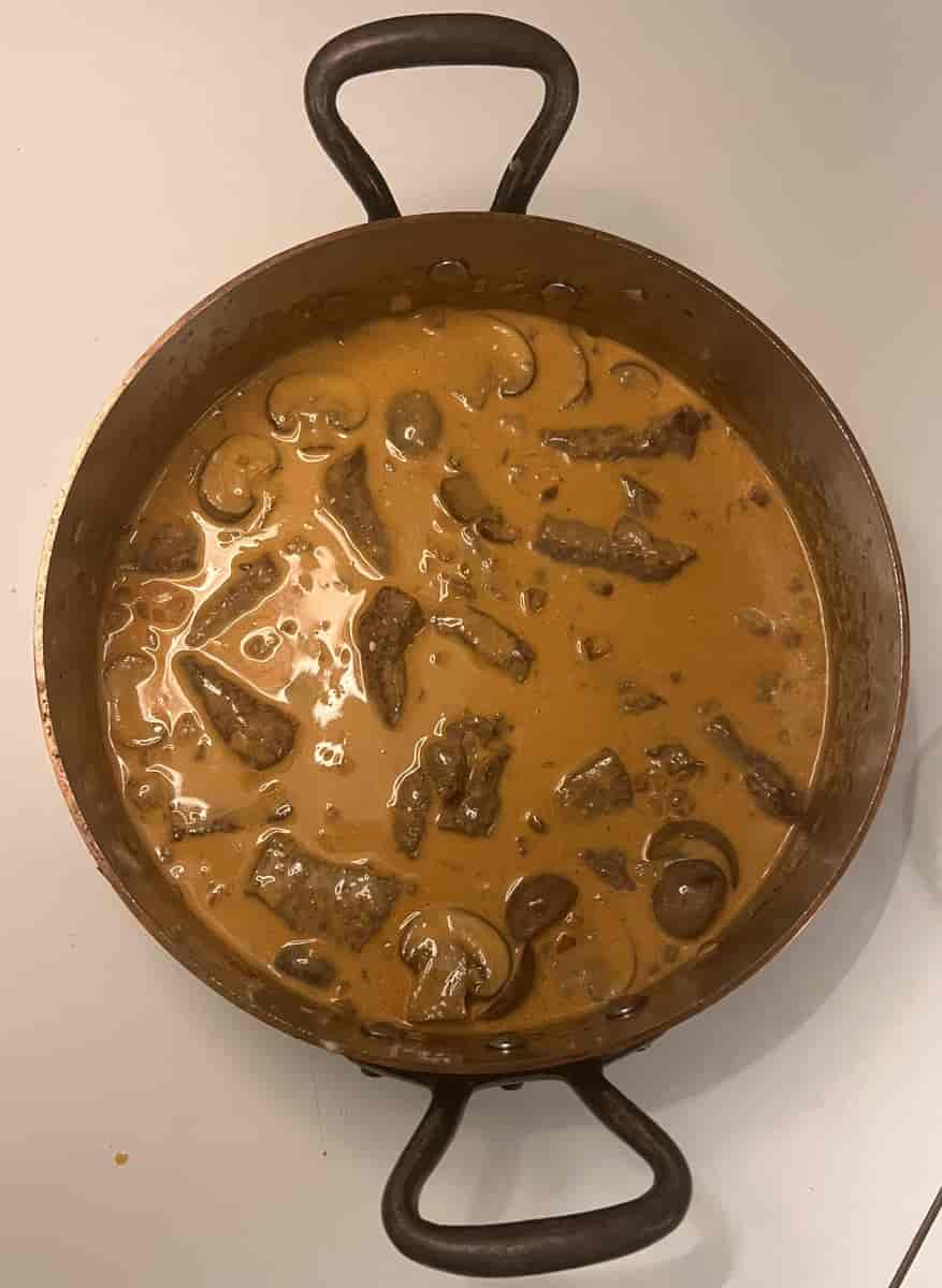 Bøf Stroganoff efter opskrift fra Det store danske Madleksikon