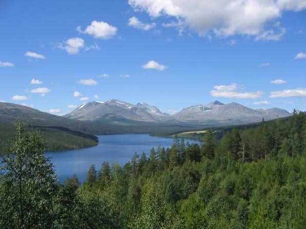 Atnsjøen med Rondane i bakgrunnen.