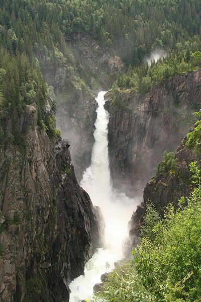 Enkelte dagar i året blir vatnet leidd utanom turbinane, og Rjukanfossen syner seg i fordoms prakt.