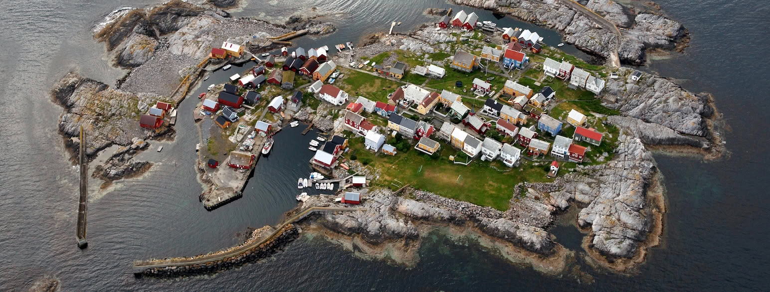 Øya Grip. Stavkirken ligger midt i husklyngen til høyre i bildet.