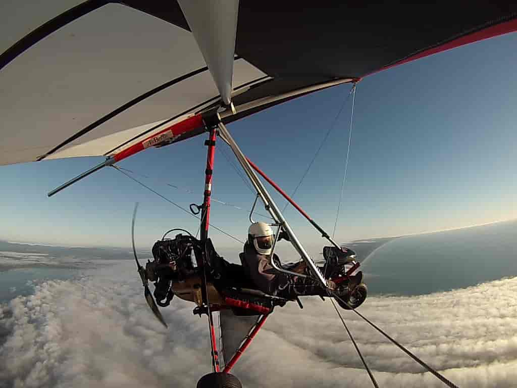 Motorisert hangglider i lufta.