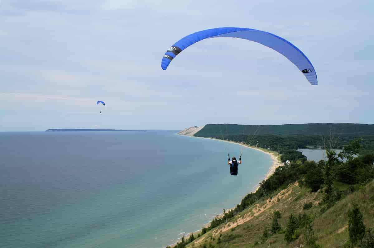 Kystlinje med paraglider.