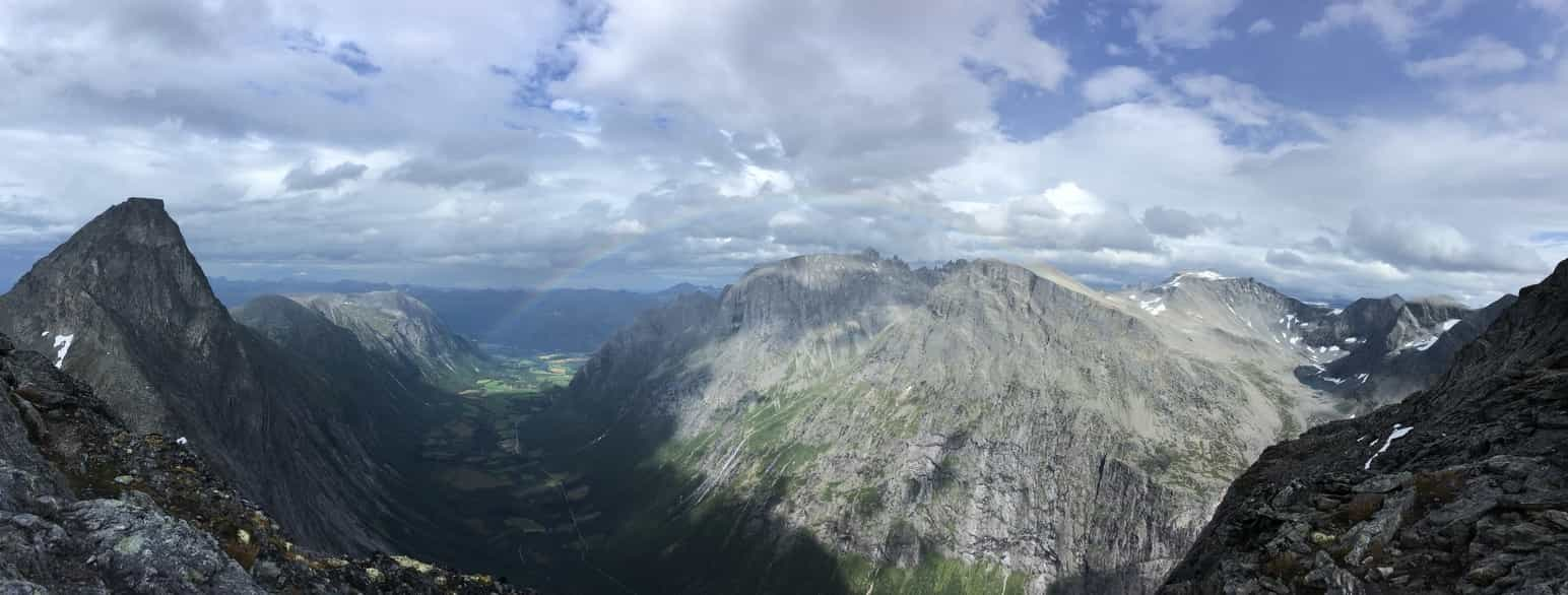 Isterdalen i Rauma, med fjellet Kongen til venstre Trolltindan til høyre, sett fra fjellet Bispen (1462 moh.)