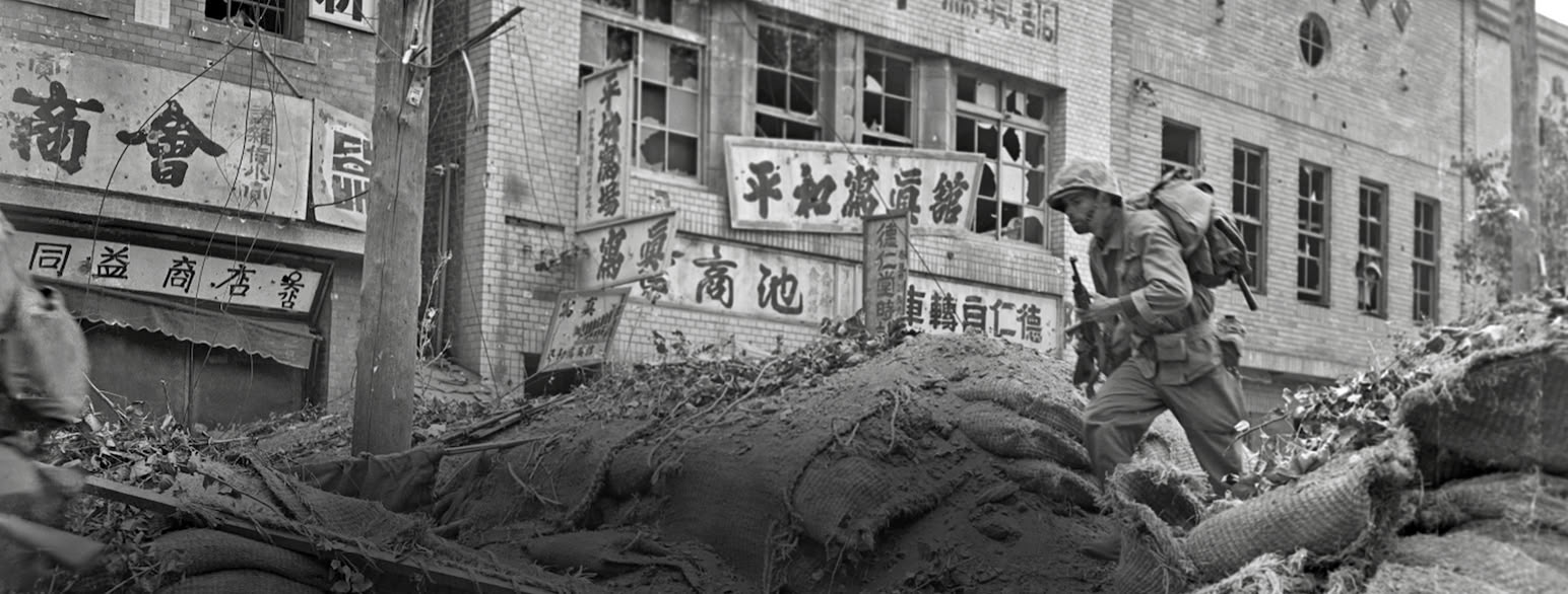 Amerikansk marinesoldat i et krigsherjet Seoul, september 1950