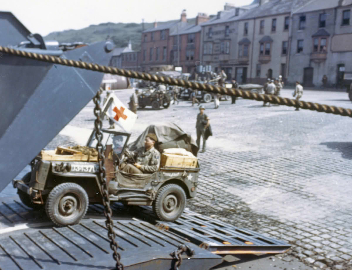 En Jeep blir kjørt ombord i et landgangsfartøy under forberedelsene til D-dagen i 1944