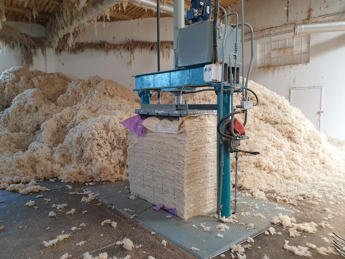 Ullpresse er viktig for transport. Vasking foregår ofte ikke samme sted som spinning.