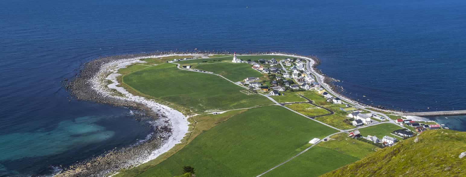 Bygda Alnes, på nordsida av Godøy i Giske kommune