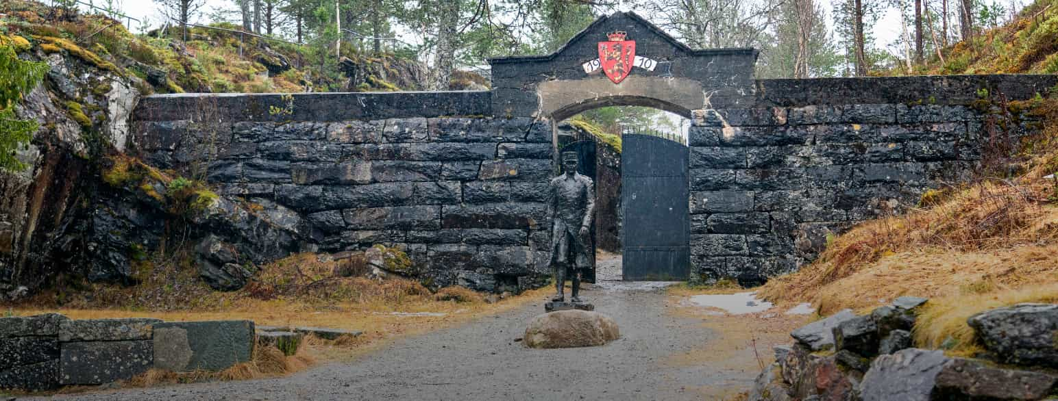 Hovedporten til Hegra festning med statuen av major Holtermann, som ledet styrken på 250 mann og én kvinne i kamp mot tyskerne i 20 dager våren 1940.