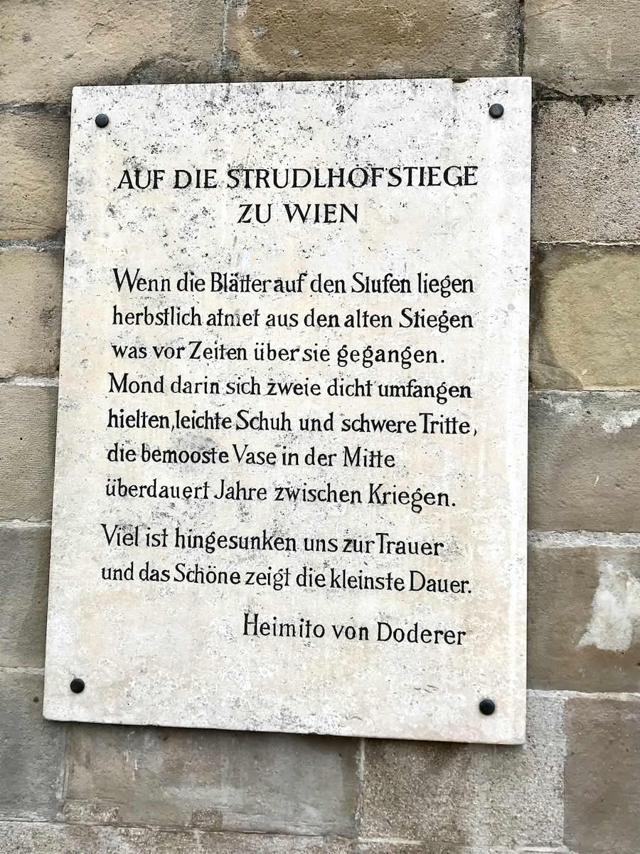 Et utdrag av Doderers roman "Die Strudlhofstiege" (1951). Minnetavlen er en del av trappeanlegget "Strudlhofstiege" i bydelen Alsergrund. Trappa ble bygd i 1910.