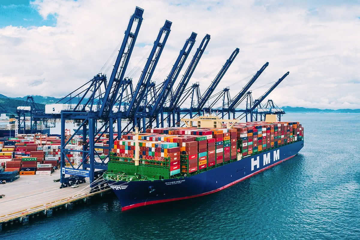 Containerskipet HMM Algeciras i Rotterdam havn.