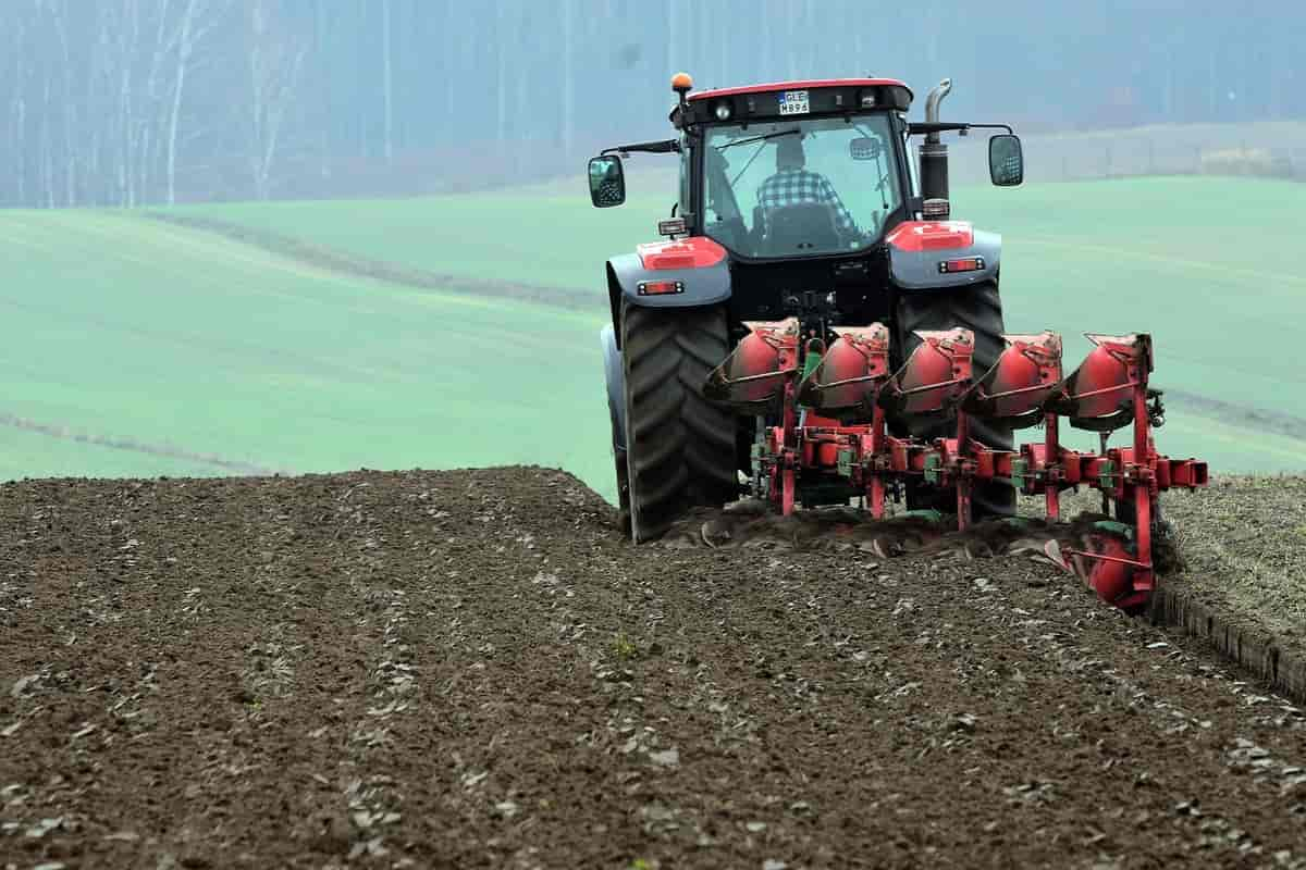 Traktor på jorde