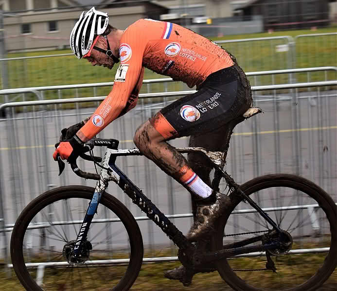 Van der Poel sykler på gjørmete underlag
