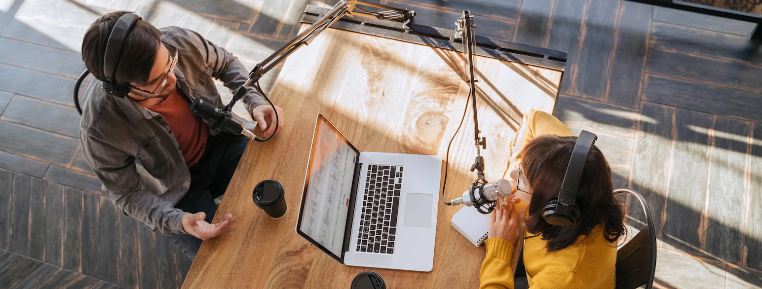 På radio kan ein anten snakke og sende direkte, eller spele inn praten på førehand.