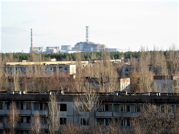 Provinsbyen Pripjat med Tsjernobyl i bakgrunnen