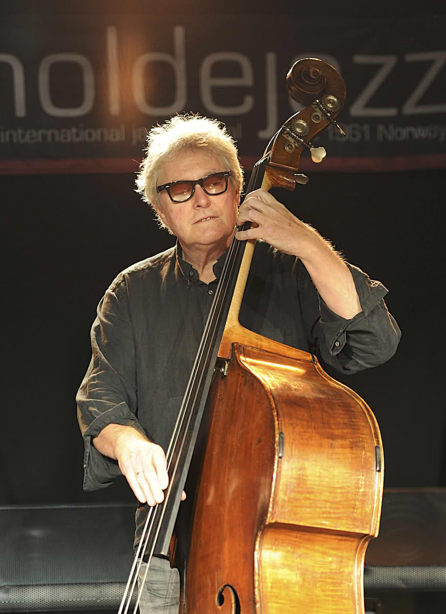 Musiker spiller på kontrabass