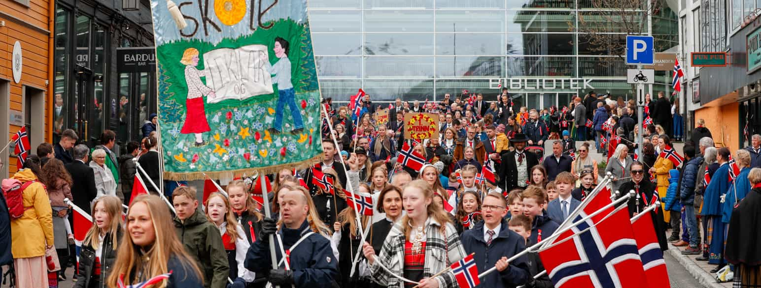 Noreg er kjent for å feire nasjonaldagen med barnetog. Her frå skuletoget i Tromsø i 2023