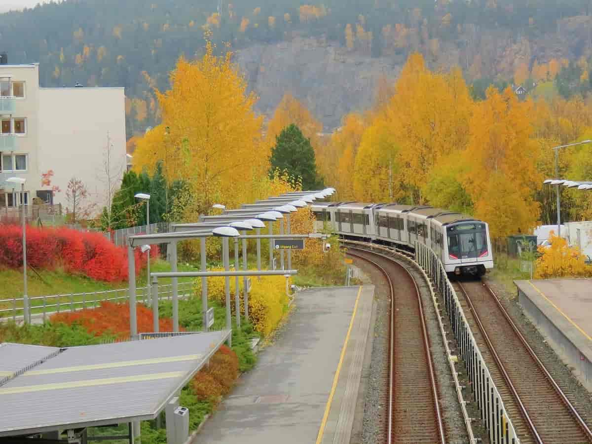 T-banen passerer Ammerud på vei til sentrum