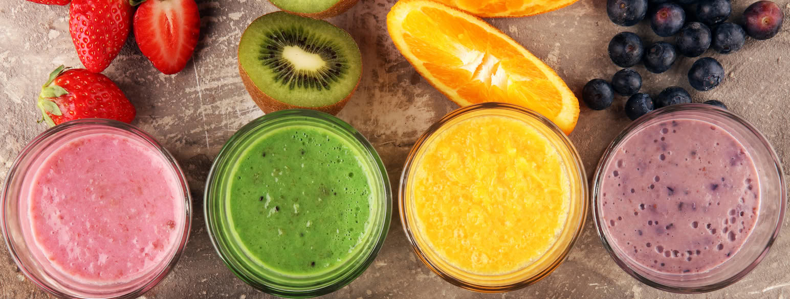 Smoothie lages ofte med frukt og bær. Fra venstre jordbær, kiwi, appelsin og blåbær