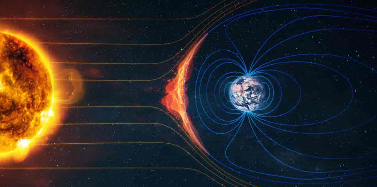 Elektrisk ladede partikler fra Sola treffer Jordens magnetfelt.