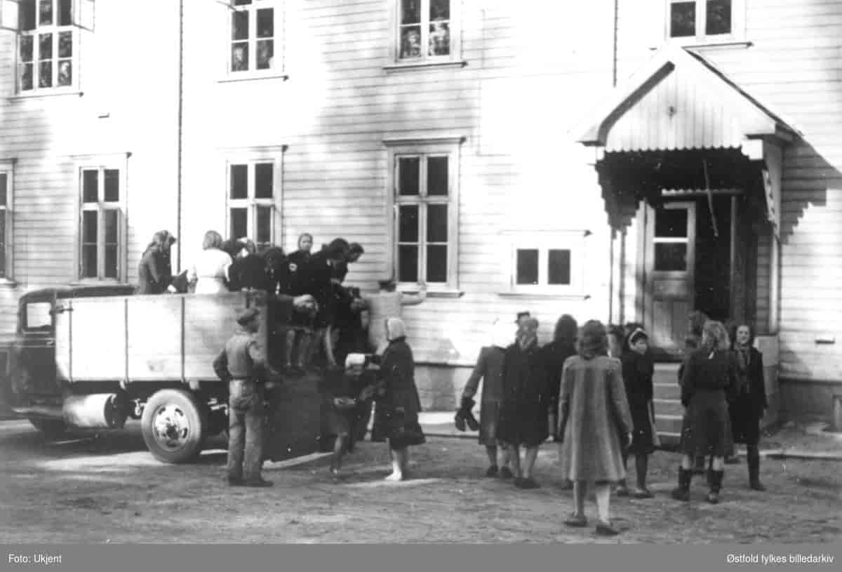 Tyskerjenter interneres ved Haugetun  ungdomsskole på Rolvsøy i mai 1945