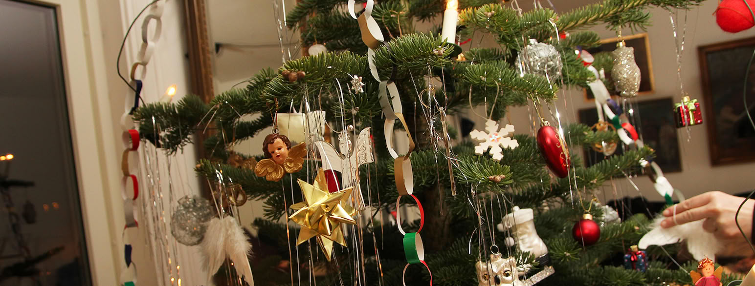Et grantre pyntet med forskjellig julepynt. Noe er hjemmelaget og noe er kjøpt.