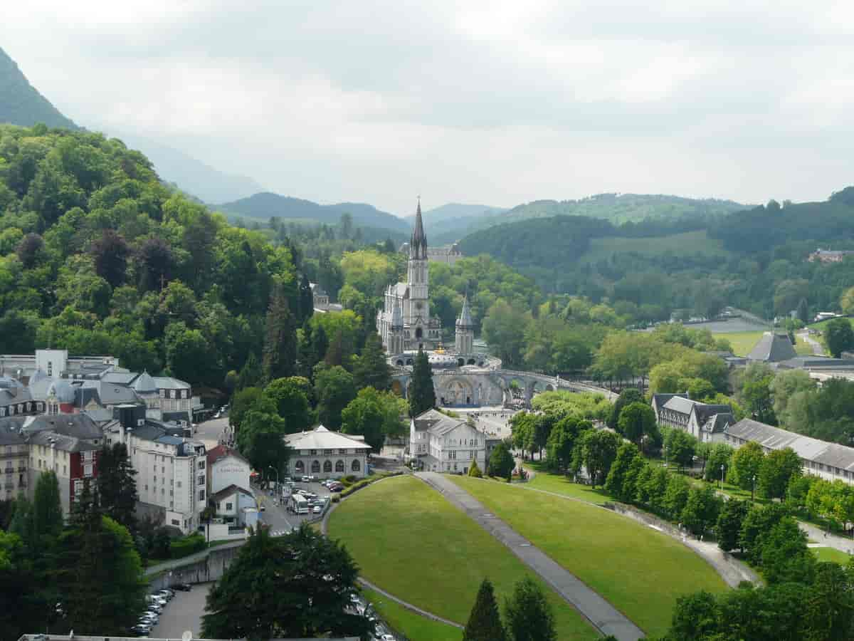 Lourdes: Basilikaen for den Uplettede Unnfangelsen og basilikaen Notre-Dame av Rosenkransen.