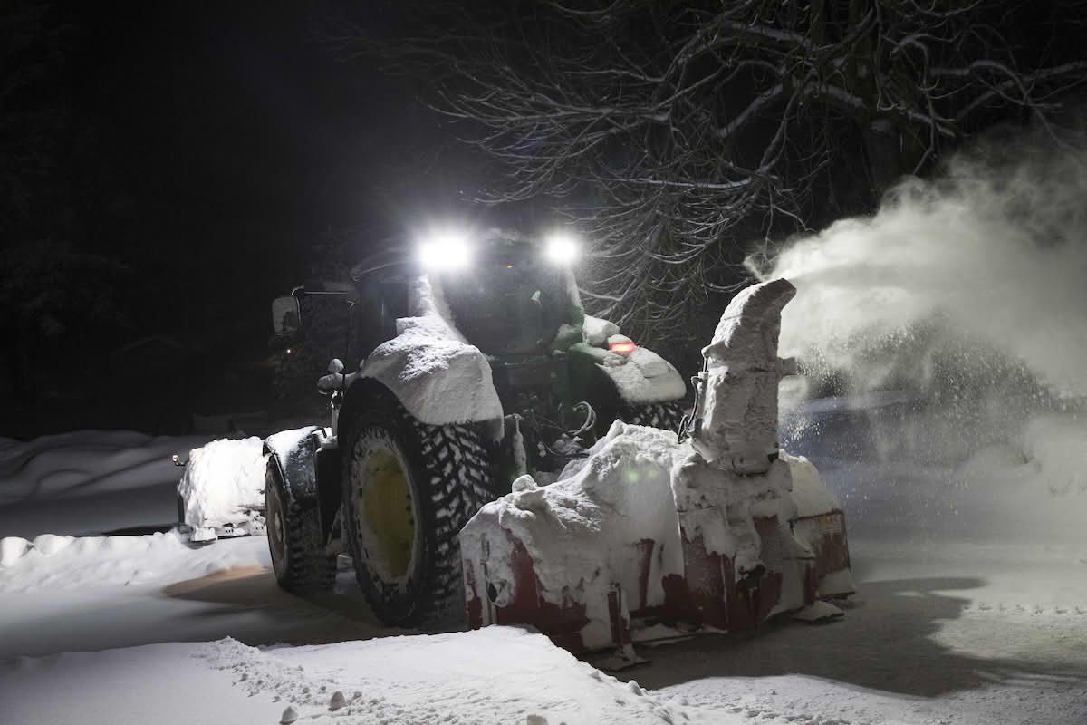 traktor med tilbehøyr i snøvêr