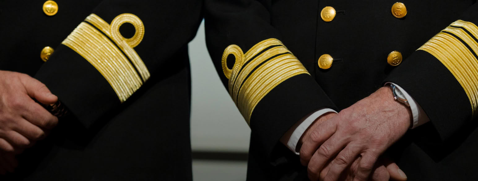 Til de militære gradene hører det til gradsmerker som bæres på uniformen. Her er det en løytnant til venstre og en kapteinløytnant til høyre