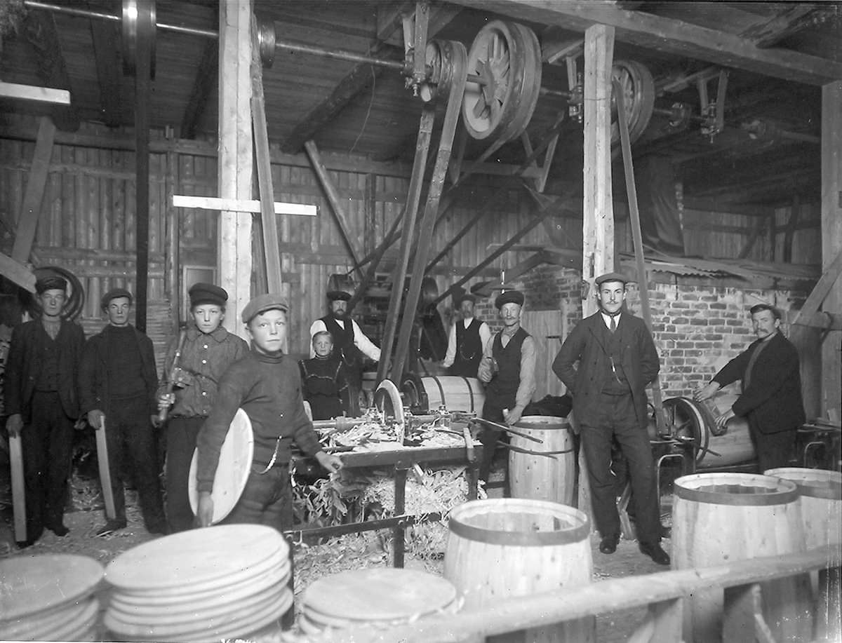 Arbeidere inne i en tønnefabrikk, antakelig i Gildeskål omkring 1910-1935.