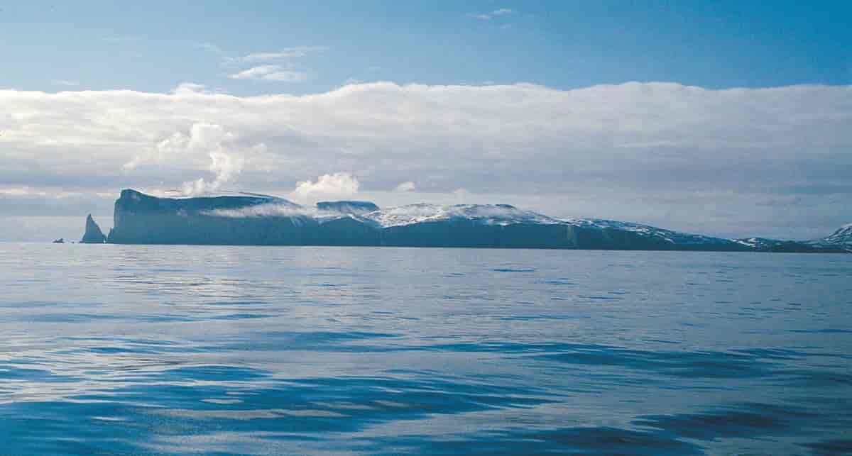 foto av øy i havet