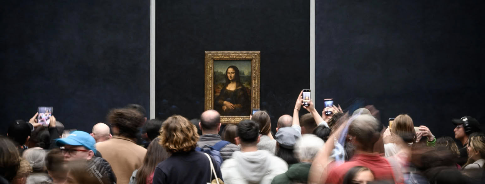 Besøkende i Louvre-museet betrakter Mona Lisa, malt av Leonardo da Vinci