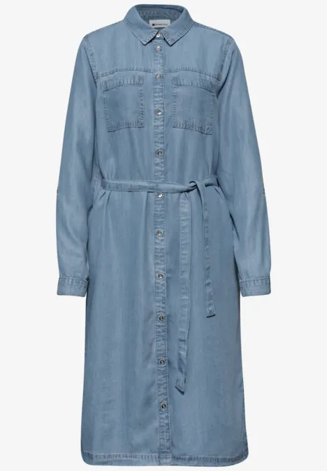 Knielange jurk in een verwassen look Light Blue soft wash Lichtblauwe denim shirtjurk midi met klassieke kraag, knoopsluiting, tailleceintuur en borstzakken.