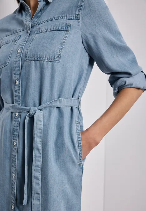 Knielange jurk in een verwassen look Light Blue soft wash Getailleerde denim blousejurk met opgerolde mouwen, ceintuur en borst- en zijzakken.