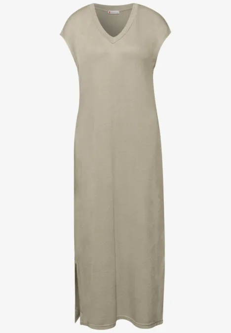 Midi-jurk met V-hals in een gebreide look timeless beige Beige maxijurk met V-hals, korte mouwen en zijsplitten.