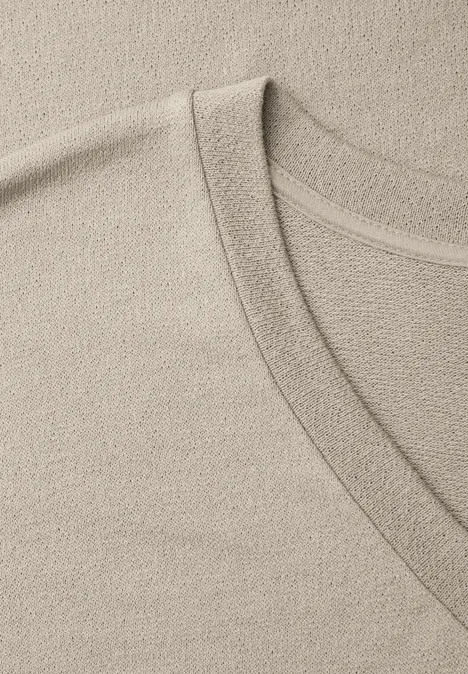Midi-jurk met V-hals in een gebreide look timeless beige Beige V-hals trui van zacht stof in close-up.