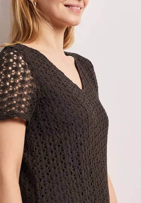 Kanten midi-jurk in effen kleur espresso brown Vrouw met blond haar in zwarte gehaakte V-hals top, schouder zichtbaar