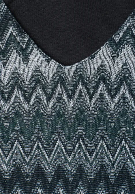 Midi-jurk met V-hals in jacquardstof deep bound green Zwarte V-hals top met donkergroen-grijs gebreid zigzagpatroon.