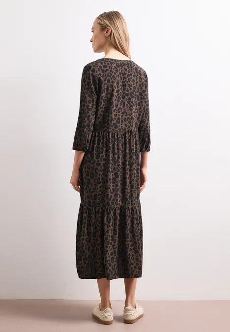 Midi-jurk met gespleten hals en print molten earth Vrouw van achteren in een bruin-zwart midi-jurk met luipaardprint en 3/4-mouwen.