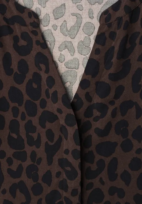 Midi-jurk met gespleten hals en print molten earth Close-up van twee stoffen met bruin en beige luipaardprint.