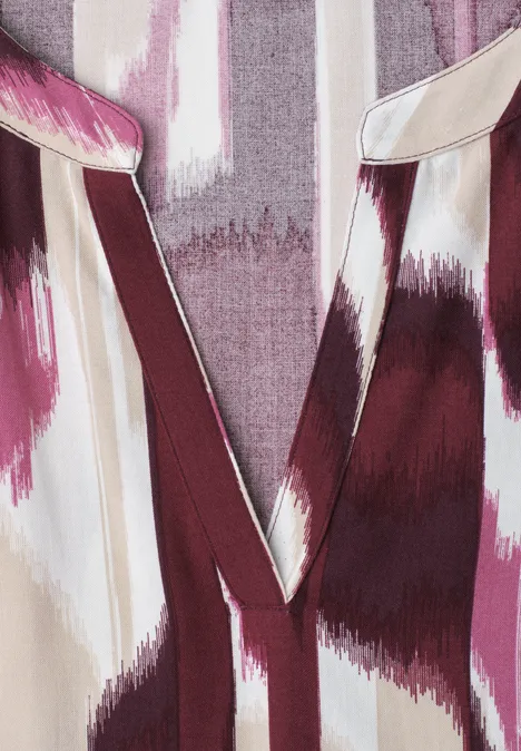 Midi-jurk met gespleten hals in etnische look rustic rouge Roze-bordeaux stof met abstracte penseelstreken en V-hals.