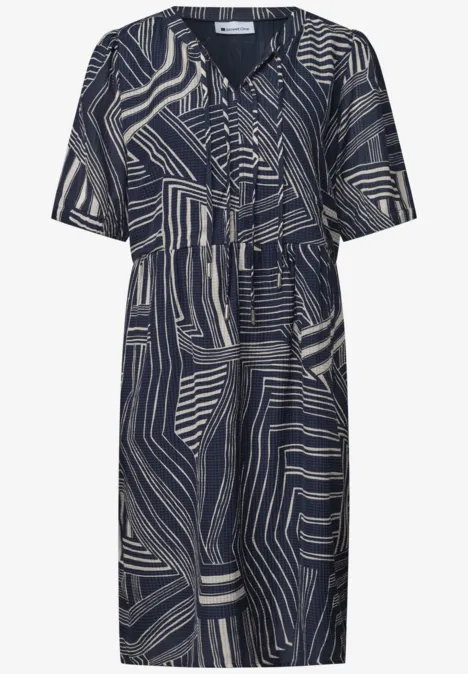 Kniehoge jurk met strikdetail darkest blue Midijurk met abstract blauw-beige grafisch dessin, V-hals, korte mouwen en tailleceintuur.