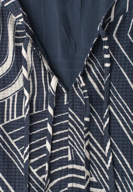 Kniehoge jurk met strikdetail darkest blue Donkerblauwe jurk met wit geometrisch streeppatroon en V-hals.