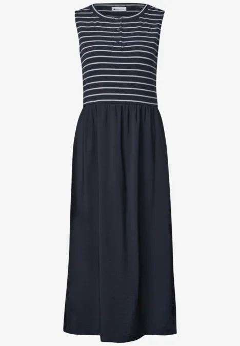 Midi-jurk met verschillende texturen en knoopdetails darkest blue Mouwloze, donkerblauwe maxi-jurk met wit gestreept bovenstuk