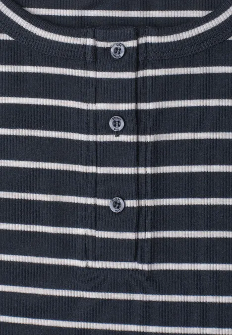 Midi-jurk met verschillende texturen en knoopdetails darkest blue Close-up van een marineblauw gestreept gebreid shirt met knoopsluiting en drie knopen.