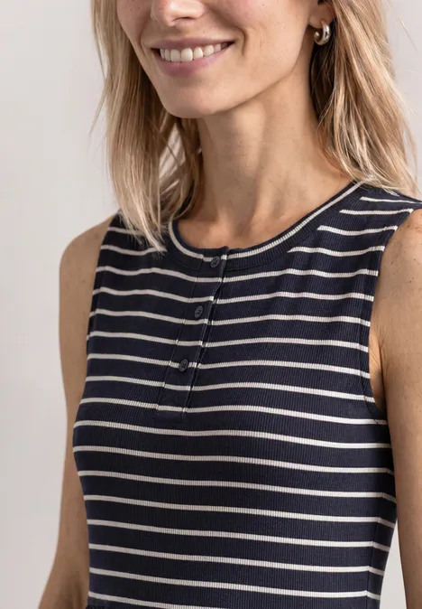Midi-jurk met verschillende texturen en knoopdetails darkest blue Blonde vrouw met een mouwloos marineblauw-wit gestreept topje die lacht.